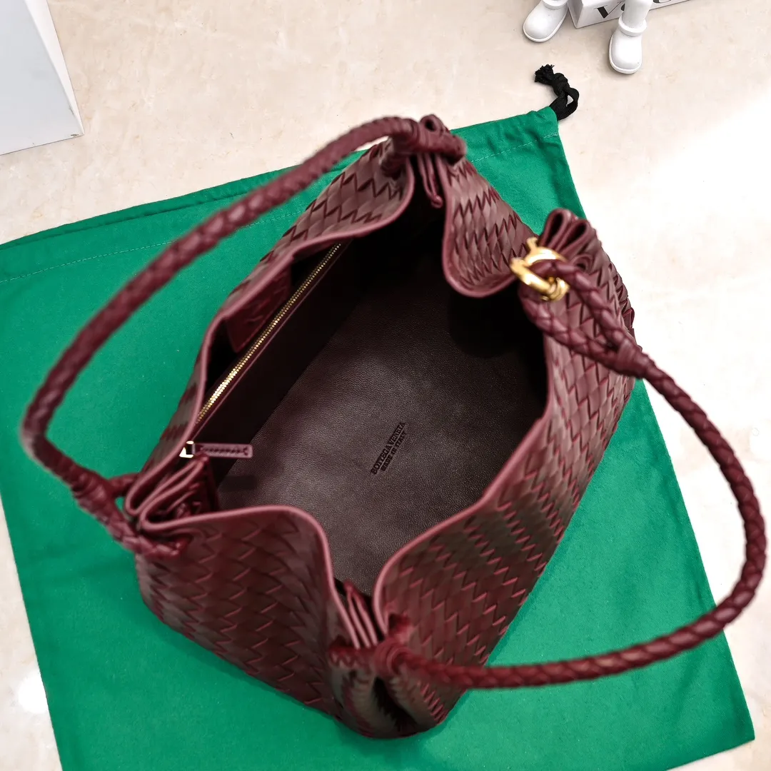 Batch 2660 24 early autumn new model Andiamo Parachute is made of a whole piece of woven leather and is processed with folding stitching at the four corners # Craftsmanship and creativity. Large size is atmospheric and practical. One of the must-selects for BV. Large space, can hold a computer, thick shoulder strap, very comfortable on the shoulder. Large parachute upper body real photo can be carried on the back. The upper body is versatile and cute☺️ Style number: 6571 Size: 30*26*20cm